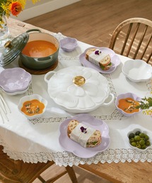 ル・クルーゼシグニチャー ビュッフェ・キャセロール 26cm ペタルレリーフ Le Creuset（ルクルーゼ）の「シグニチャー ビュッフェ