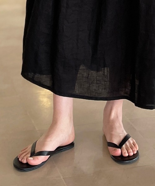 TKEES（ティキーズ）の「TKEES | THE BOY FRIEND レザートングサンダル WOMEN（サンダル・レディース・ベージュ/ベージュ系その他/ブラック・6/8/7）」の2枚目の写真