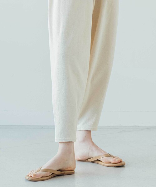 TKEES（ティキーズ）の「TKEES | THE BOY FRIEND レザートングサンダル WOMEN（サンダル・レディース・ベージュ/ベージュ系その他/ブラック・6/8/7）」の5枚目の写真