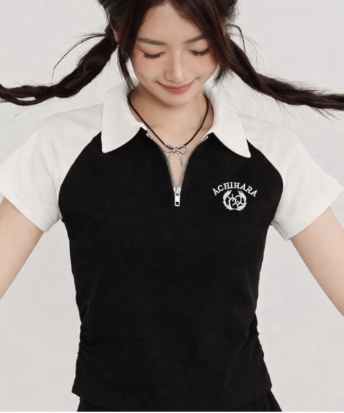 DIAVEL(ディアベル)の「配色ラグランハーフジップポロトップス / 半袖 クロップド 韓国ストリート(Tシャツ/カットソー・レディース・ホワイト/レッド/ブラック・M)」の1枚目の写真