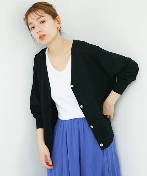 URBAN RESEARCH Sonny Label（アーバンリサーチサニーレーベル）の「『イージーケア/UVカット』ミドル丈Vネックカーディガン（カーディガン/ボレロ・レディース・オフホワイト/ブルー系その他/ブラック/グレー・FREE）」の3枚目の写真