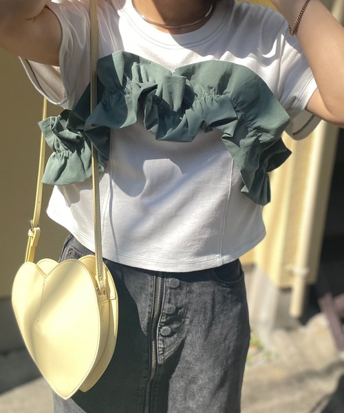 mi via loca(ミヴィアロカ)の「配色フリルギャザー クロップドトップス(Tシャツ/カットソー・レディース・ブラック/カーキ/オフホワイト・FREE)」の2枚目の写真