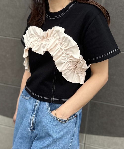 mi via loca(ミヴィアロカ)の「配色フリルギャザー クロップドトップス(Tシャツ/カットソー・レディース・ブラック/カーキ/オフホワイト・FREE)」の3枚目の写真