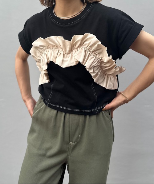 mi via loca(ミヴィアロカ)の「配色フリルギャザー クロップドトップス(Tシャツ/カットソー・レディース・ブラック/カーキ/オフホワイト・FREE)」の4枚目の写真