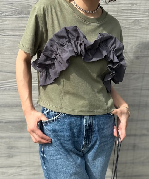 mi via loca(ミヴィアロカ)の「配色フリルギャザー クロップドトップス(Tシャツ/カットソー・レディース・ブラック/カーキ/オフホワイト・FREE)」の16枚目の写真