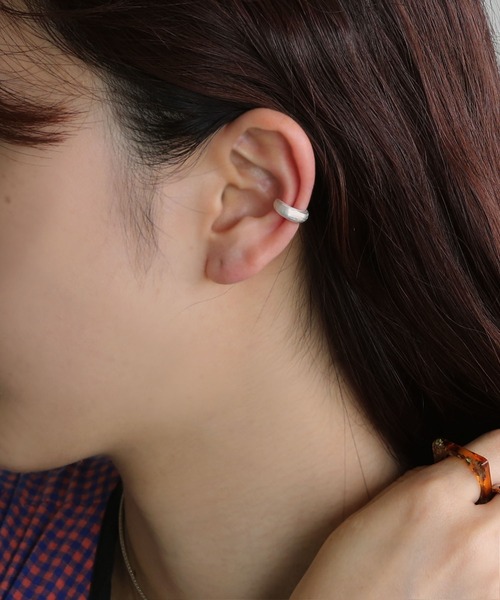 colleca la（コレカラ）の「[silver925]プランプ マットイヤーカフ〈金属アレルギー対応〉（イヤーカフ・レディース・シルバー/ゴールド・FREE）」の2枚目の写真