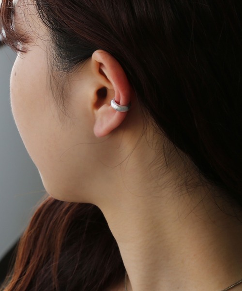 colleca la（コレカラ）の「[silver925]プランプ マットイヤーカフ〈金属アレルギー対応〉（イヤーカフ・レディース・シルバー/ゴールド・FREE）」の10枚目の写真
