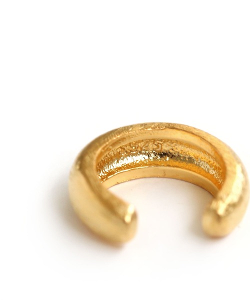 colleca la（コレカラ）の「[silver925]プランプ マットイヤーカフ〈金属アレルギー対応〉（イヤーカフ・レディース・シルバー/ゴールド・FREE）」の4枚目の写真