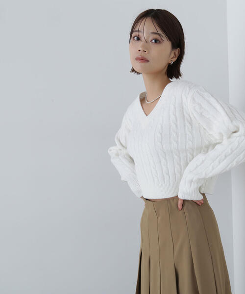 NATURAL BEAUTY BASIC(ナチュラルビューティーベーシック)の「◇コンパクトケーブルニット(ニット/セーター・レディース・オフホワイト/ライトグリーン/ネイビー・FREE)」の5枚目の写真