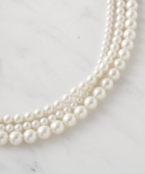 UNTITLED（アンタイトル）の「【セレモニー対応】レイヤードフェイクパール（ネックレス・レディース・ホワイト/グレー/オフホワイト・99）」の6枚目の写真