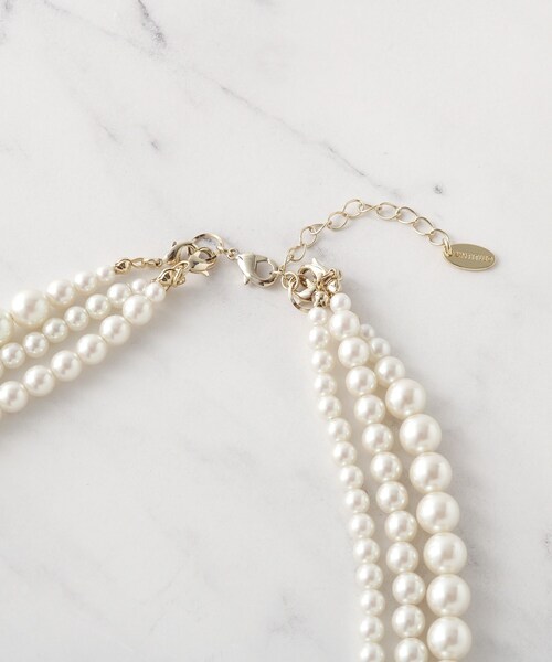 UNTITLED（アンタイトル）の「【セレモニー対応】レイヤードフェイクパール（ネックレス・レディース・ホワイト/グレー/オフホワイト・99）」の7枚目の写真