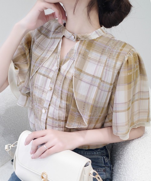mily bilet(ミウィビレット)の「【mily bilet】大人ガーリーをアップデート。ケープ風ピンタックメローダブルフレア袖ブラウス(シャツ/ブラウス・レディース・ブルー/アイボリー/ブラック/ベージュ・X-LARGE/SMALL/MEDIUM/LARGE)」の3枚目の写真