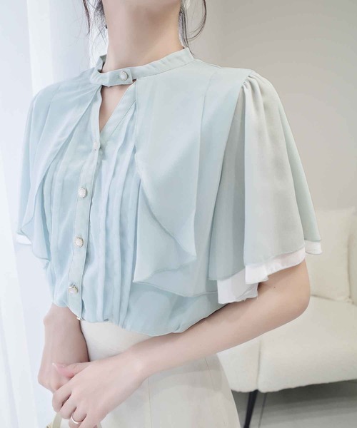 mily bilet(ミウィビレット)の「【mily bilet】大人ガーリーをアップデート。ケープ風ピンタックメローダブルフレア袖ブラウス(シャツ/ブラウス・レディース・ブルー/アイボリー/ブラック/ベージュ・X-LARGE/SMALL/MEDIUM/LARGE)」の4枚目の写真
