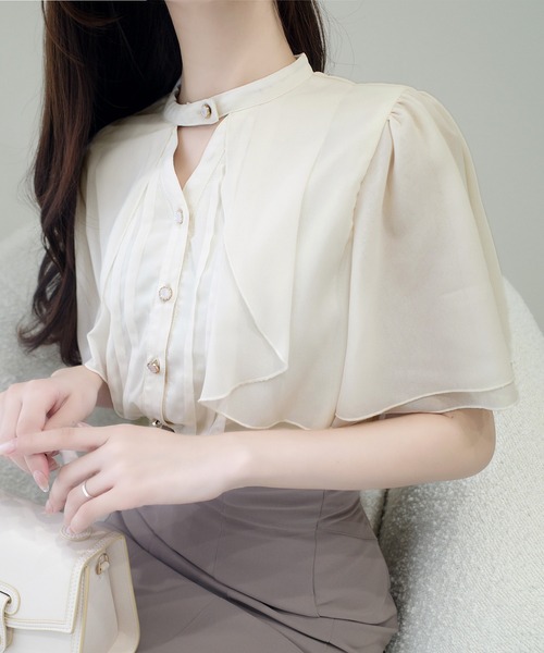 mily bilet(ミウィビレット)の「【mily bilet】大人ガーリーをアップデート。ケープ風ピンタックメローダブルフレア袖ブラウス(シャツ/ブラウス・レディース・ブルー/アイボリー/ブラック/ベージュ・X-LARGE/SMALL/MEDIUM/LARGE)」の6枚目の写真