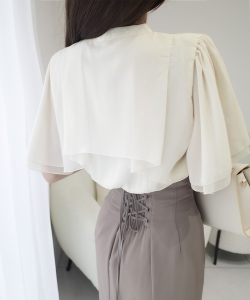 mily bilet(ミウィビレット)の「【mily bilet】大人ガーリーをアップデート。ケープ風ピンタックメローダブルフレア袖ブラウス(シャツ/ブラウス・レディース・ブルー/アイボリー/ブラック/ベージュ・X-LARGE/SMALL/MEDIUM/LARGE)」の10枚目の写真