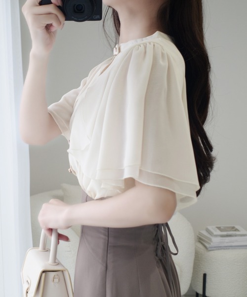 mily bilet(ミウィビレット)の「【mily bilet】大人ガーリーをアップデート。ケープ風ピンタックメローダブルフレア袖ブラウス(シャツ/ブラウス・レディース・ブルー/アイボリー/ブラック/ベージュ・X-LARGE/SMALL/MEDIUM/LARGE)」の11枚目の写真