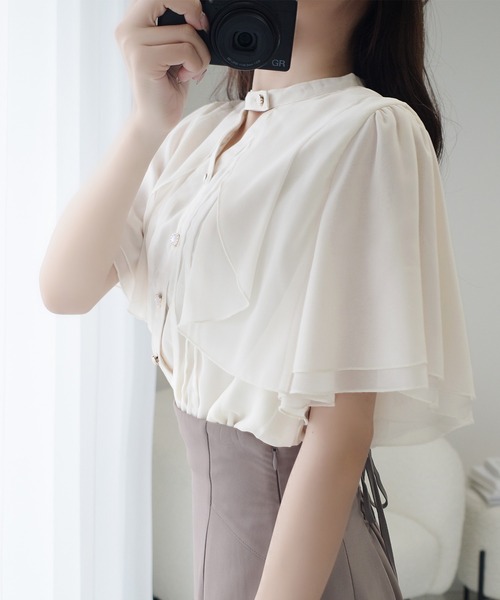 mily bilet(ミウィビレット)の「【mily bilet】大人ガーリーをアップデート。ケープ風ピンタックメローダブルフレア袖ブラウス(シャツ/ブラウス・レディース・ブルー/アイボリー/ブラック/ベージュ・X-LARGE/SMALL/MEDIUM/LARGE)」の5枚目の写真