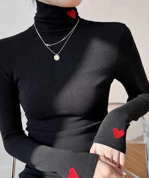 Jayro(ジャイロ)の「ハートロゴ刺繍ハイネックトップス(Tシャツ/カットソー・レディース・ブラック/ホワイト・FREE)」の1枚目の写真