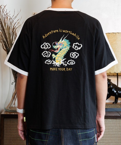 MAKE YOUR DAY(メイクユアデイ)の「ドラゴンスカジャン風半袖Tシャツ■パパサイズ(Tシャツ/カットソー・メンズ・ブラック/マスタード/グリーン・L/M)」の1枚目の写真