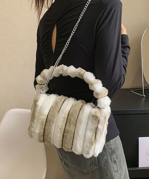 Jewelobe（ジュエローブ）の「チェーン付き針抜きフェイクファーボクシーミニバッグ（ハンドバッグ・レディース・ピンク/ベージュ系その他/グリーン/ブラック/オフホワイト・FREE）」の4枚目の写真