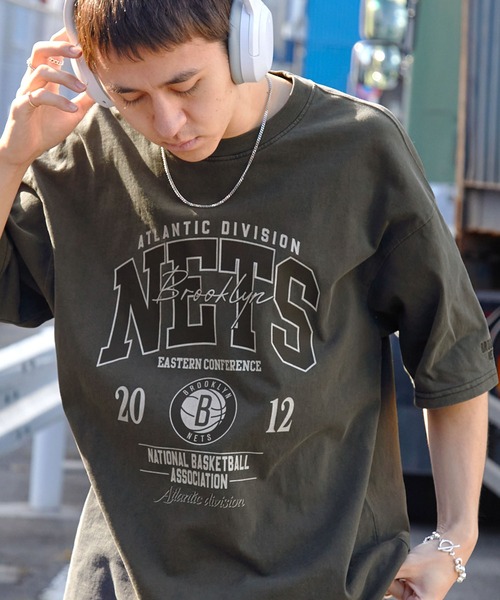 NBA（エヌビーエー）の「NBA/エヌビーエー 別注 ロゴ刺繍/プリント ピグメント加工ビッグシルエットTシャツ（Tシャツ/カットソー・メンズ・ブラウン/ブラック系3/ブラック系1/オフホワイト/ブラック系6/ブラック/ホワイト系1・L/M）」の6枚目の写真