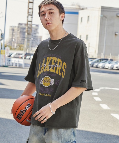 NBA（エヌビーエー）の「NBA/エヌビーエー 別注 ロゴ刺繍/プリント ピグメント加工ビッグシルエットTシャツ（Tシャツ/カットソー・メンズ・ブラウン/ブラック系3/ブラック系1/オフホワイト/ブラック系6/ブラック/ホワイト系1・L/M）」の14枚目の写真