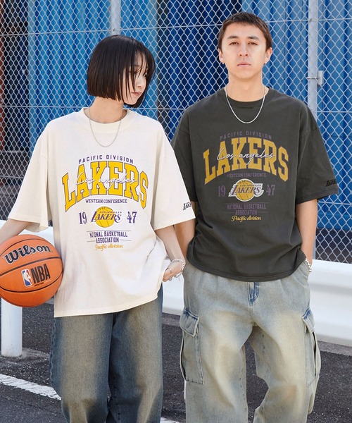 NBA（エヌビーエー）の「NBA/エヌビーエー 別注 ロゴ刺繍/プリント ピグメント加工ビッグシルエットTシャツ（Tシャツ/カットソー・メンズ・ブラウン/ブラック系3/ブラック系1/オフホワイト/ブラック系6/ブラック/ホワイト系1・L/M）」の8枚目の写真