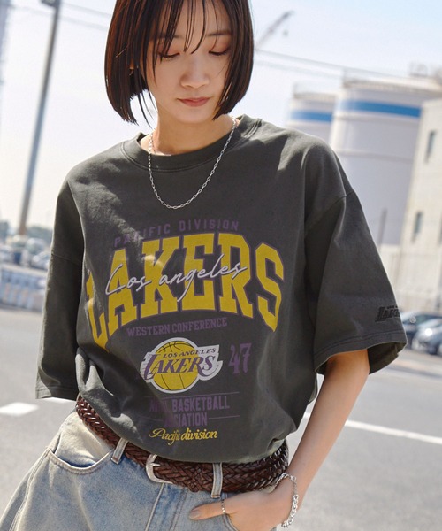 NBA（エヌビーエー）の「NBA/エヌビーエー 別注 ロゴ刺繍/プリント ピグメント加工ビッグシルエットTシャツ（Tシャツ/カットソー・メンズ・ブラウン/ブラック系3/ブラック系1/オフホワイト/ブラック系6/ブラック/ホワイト系1・L/M）」の19枚目の写真