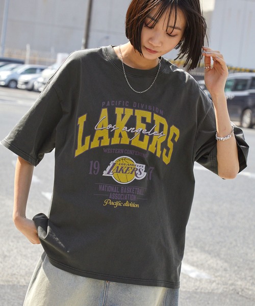 NBA（エヌビーエー）の「NBA/エヌビーエー 別注 ロゴ刺繍/プリント ピグメント加工ビッグシルエットTシャツ（Tシャツ/カットソー・メンズ・ブラウン/ブラック系3/ブラック系1/オフホワイト/ブラック系6/ブラック/ホワイト系1・L/M）」の20枚目の写真