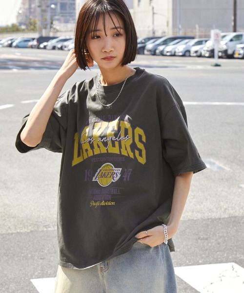 NBA（エヌビーエー）の「NBA/エヌビーエー 別注 ロゴ刺繍/プリント ピグメント加工ビッグシルエットTシャツ（Tシャツ/カットソー・メンズ・ブラウン/ブラック系3/ブラック系1/オフホワイト/ブラック系6/ブラック/ホワイト系1・L/M）」の22枚目の写真