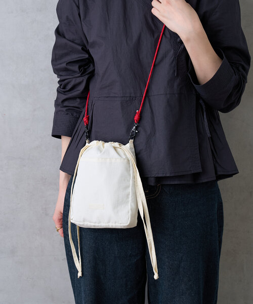 BIRTHDAY BAR（バースデイバー）の「ナイロン保冷ショルダーミニバッグ（ショルダーバッグ・レディース・アイボリー/ブルー/ベージュ/ネイビー・0）」の2枚目の写真