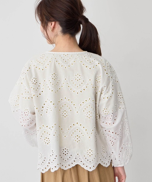 Petit Honfleur(プチオンフルール)の「【さっと羽織って大人かわいい】スカラップレースブラウス(シャツ/ブラウス・レディース・ネイビー/ホワイト・9号/11号)」の16枚目の写真