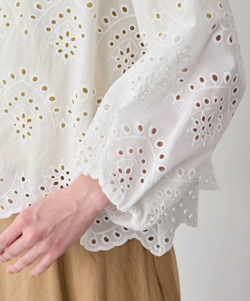 Petit Honfleur(プチオンフルール)の「【さっと羽織って大人かわいい】スカラップレースブラウス(シャツ/ブラウス・レディース・ネイビー/ホワイト・9号/11号)」の18枚目の写真