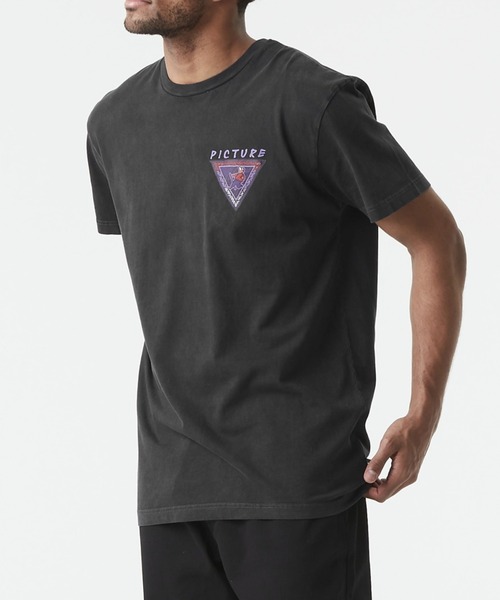 PICTURE ORGANIC CLOTHING(ピクチャーオーガニッククロージング)の「【PICTURE/ピクチャー】CHILANKO TEE ワンポイント ブランドロゴ(Tシャツ/カットソー・メンズ・ブラック/ブルー系その他・SMALL/MEDIUM/LARGE/X-LARGE)」の1枚目の写真