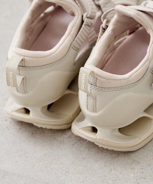 Omekashi(オメカシ)の「MIZUNO WAVE PROPHECY STRAP(スニーカー・レディース・ブラック/ベージュ・24cm/23cm/25cm)」の16枚目の写真