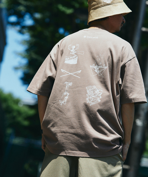 Snow Peak(スノーピーク)の「SNOW PEAK / スノーピーク 別注 ”GEAR” プリントTシャツ(Tシャツ/カットソー・メンズ・ブルー/ブラック系その他/アイボリー/ブラウン・SMALL/LARGE/MEDIUM)」の1枚目の写真