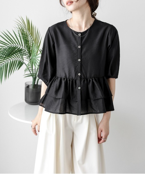AMELY(エミリー)の「ティアードフリルペプラムシアーブラウス(シャツ/ブラウス・レディース・ブラック/ホワイト/ベージュ・フリー)」の2枚目の写真