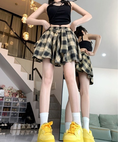 WEGO(ウィゴー)の「WEGO/チェック腰巻き風スカートパンツ(スカート・レディース・ブラック/イエロー/レッド・SMALL/MEDIUM)」の2枚目の写真