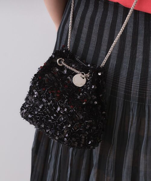 OPAQUE.CLIP（オペークドットクリップ）の「【2WAY】素材アソートシャイニー巾着ミニショルダーバッグ（ショルダーバッグ・レディース・シルバー系その他/ピンクゴールド/オフホワイト/ブラック/ホワイト系3・00）」の3枚目の写真