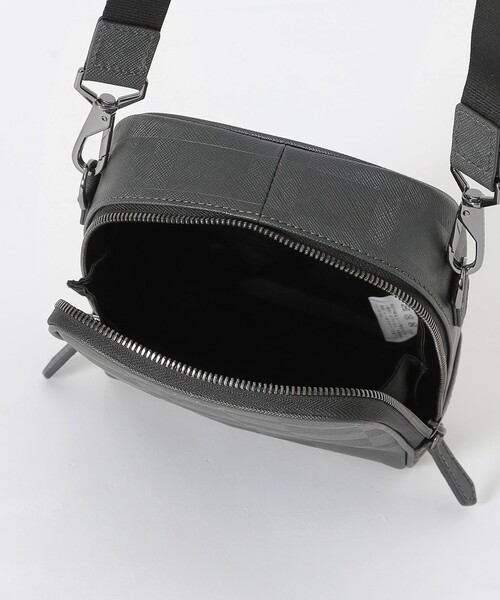 BLACK LABEL CRESTBRIDGE(ブラックレーベル・クレストブリッジ)の「エンボスチェックミニクロスボディバッグ(ショルダーバッグ・メンズ・ブラック/チャコールグレー・FREE)」の7枚目の写真