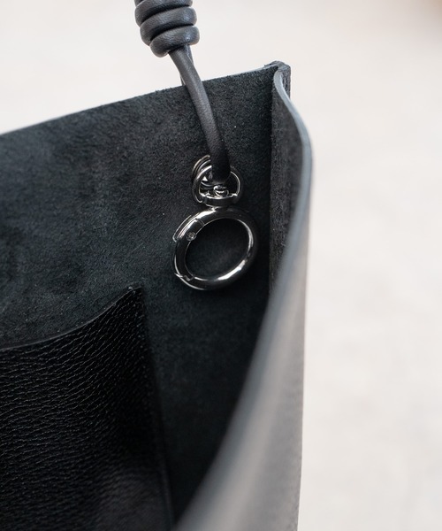 Senti（センティ）の「SENTI SHRINK LEATHER SHOULDER BAG シュリンクレザーショルダーバッグ（ショルダーバッグ・メンズ・ブラック/ブラック系その他・FREE）」の9枚目の写真