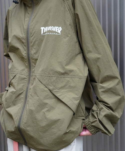 THRASHER(スラッシャー)の「NYLON SHELL JACKET/THRASHER スラッシャーナイロン シェル ジャケット マウンテンパーカー ウインドブレーカー 撥水 防風 フルジップ フード付きロゴ プリント アウトドア ストリート ユニセックス(ナイロンジャケット・メンズ・ブラック/カーキ・LARGE/X-LARGE/MEDIUM)」の5枚目の写真