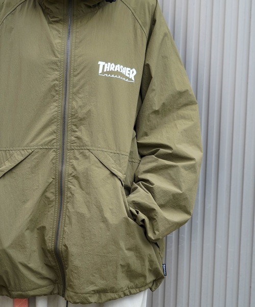 THRASHER(スラッシャー)の「NYLON SHELL JACKET/THRASHER スラッシャーナイロン シェル ジャケット マウンテンパーカー ウインドブレーカー 撥水 防風 フルジップ フード付きロゴ プリント アウトドア ストリート ユニセックス(ナイロンジャケット・メンズ・ブラック/カーキ・LARGE/X-LARGE/MEDIUM)」の6枚目の写真