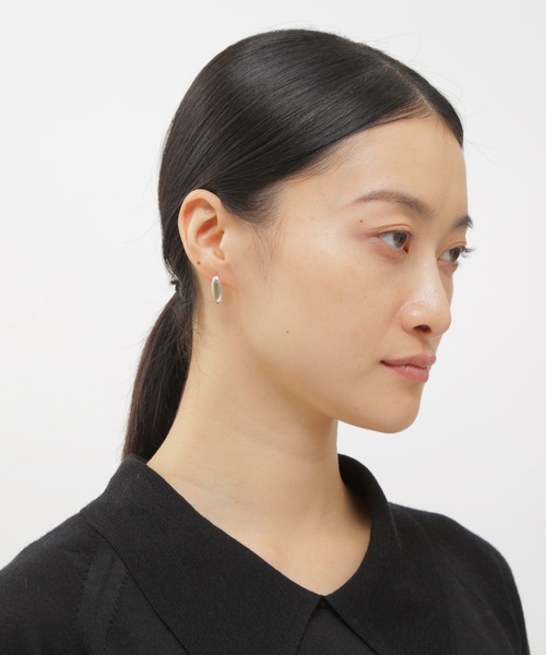 MARGARET HOWELL（マーガレットハウエル）の「SILVER AND BRASS（ピアス（両耳用）・レディース・シルバー×ゴールド・FREE）」の2枚目の写真
