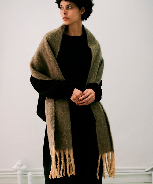 NOISE MAKER（ノイズメーカー）の「バイカラーボリュームフリンジマフラー（マフラー・レディース・ブルー系/ピンク系/グリーン系/ブラウン系/パープル系・FREE）」の2枚目の写真