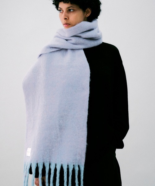 NOISE MAKER（ノイズメーカー）の「バイカラーボリュームフリンジマフラー（マフラー・レディース・ブルー系/ピンク系/グリーン系/ブラウン系/パープル系・FREE）」の4枚目の写真