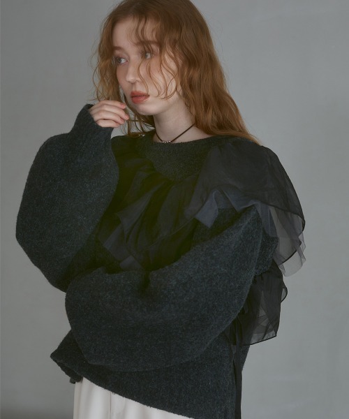 Bab(バブ)の「アシンメトリーフリルニットトップス(ニット/セーター・レディース・チャコールグレー/アイボリー/ブラウン・FREE)」の3枚目の写真