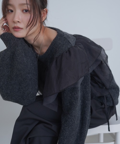 Bab(バブ)の「アシンメトリーフリルニットトップス(ニット/セーター・レディース・チャコールグレー/アイボリー/ブラウン・FREE)」の16枚目の写真