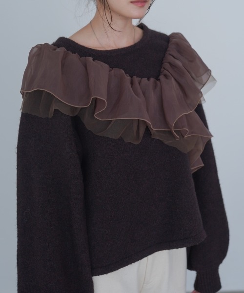 Bab(バブ)の「アシンメトリーフリルニットトップス(ニット/セーター・レディース・チャコールグレー/アイボリー/ブラウン・FREE)」の4枚目の写真