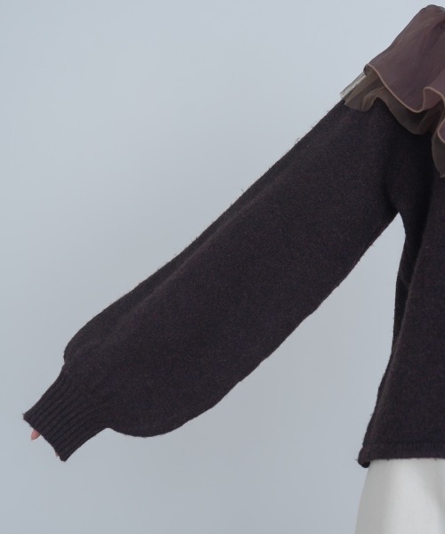 Bab(バブ)の「アシンメトリーフリルニットトップス(ニット/セーター・レディース・チャコールグレー/アイボリー/ブラウン・FREE)」の5枚目の写真